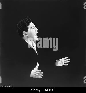 Erscheinungsdatum: 30. Januar 1958. FILMTITEL: sieben Hügel von Rom. STUDIO: Tetanus. PLOT: Der amerikanische Sänger Marc Revere trifft auf einen Zug nach Rom, italienischen Raffaela. Er bemerkt, dass sie beabsichtigt, arbeiten und Leben bei ihrem Onkel. Wenn er ihr eine Fahrt gibt, stellt sich heraus, die sagte, dass Onkel nach Südamerika verschoben hat. Revere bietet also ihr zu ihm bei seinem Cousin, einem mittellosen Pianist. Im Bild: MARIO LANZA als Marc Revere. Stockfoto