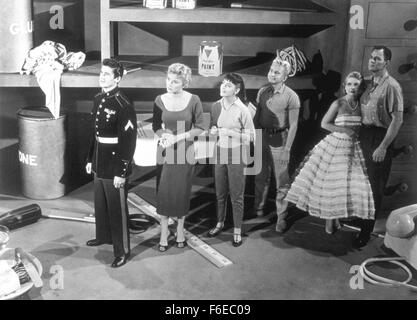 Erscheinungsdatum: April 1958. FILMTITEL: Angriff der Marionette Menschen. : Studioproduktionen Alta Vista. PLOT: Gestörte Puppenmacherin Herr Franz ist tödliche Angst allein gelassen, erstellt er eine Maschine, die Menschen bis auf nur wenige Zoll schrumpfen kann. Er sammelt sich bald eine Truppe von geschrumpften Gefangene, denen er zwingt, für ihn und halten ihn Unternehmen. Wenn er seine Sekretärin Sally und ihrem Verlobten Bob schrumpft, die beiden entscheiden sich gegen verbringen ihre Tage als kleine Spielsachen und versuchen einen Weg zu entkommen und wieder vergrößern sich zu finden. Im Bild: JOHN AGAR als Bob Westley. Stockfoto