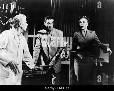 Datum der Freigabe: Juli 1960. FILMTITEL: Der erstaunlich Transparent man STUDIO: Miller konsolidiert Bilder (MCP). PLOT: Paul Krenner, ein Ex-Major, Größenwahn, hat Wissenschaftler Peter Ulof eine radiometrische Technik drehen Männer unsichtbar, gezwungen, mit welcher Prozess er eine unsichtbare Armee an dem Meistbietenden zu verkaufen will. Er Büsten Safecracker Joey Faust aus dem Gefängnis und zwingt ihn, die Unsichtbarkeit-Behandlung zu unterziehen, damit er mehr Radium um das Experimentieren weiter stehlen kann. Pläne gehen schief, wenn Faust entdeckt, gibt es eine Nebenwirkung der Unsichtbarkeit-Behandlungen Stockfoto