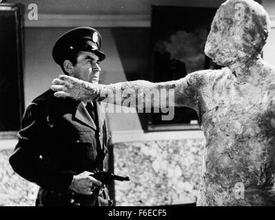 Datum der Freigabe: August 1958. FILMTITEL: Fluch des gesichtslosen Menschen STUDIO: Robert E. Kent Productions. PLOT: In den Ausgrabungen von Pompeji ist eine Stein-verkrusteten Leiche mit einer Bronze Medaillon mit einem seltsamen etruskische Inschrift gefunden. Carlo Fiorillo, italienischer Archäologe, spekuliert, dass das robuste Gehäuse einige Leben halten kann; medizinische Forscher Paul Mallon spottet über die Idee. Aber die Leute, die allein mit der scheinbar Petrifiedfaceless Mann halten sterben der zerquetschten Schädel; und Pauls Künstler FiancZe Tina beginnt mit seltsamen Visionen. IM BILD:. Stockfoto