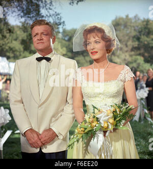 6. Mai 1961; Hollywood, Kalifornien, USA; Bild von Regisseur David Swift Familienkomödie "The Parent Trap" Darsteller BRIAN KEITH als Mitch Evers und MAUREEN O'HARA als Margaret "Maggie" McKendrick. Stockfoto