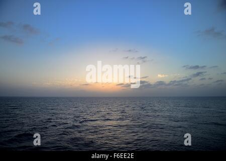 Einen schönen Sonnenuntergang am Meer in den Indischen Ozean auf ein ruhiger Tag. Stockfoto