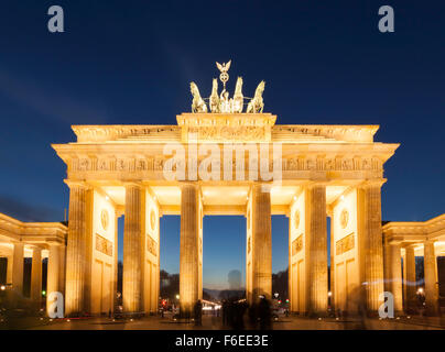 Berlin, beleuchteten Brandenburger Tor in der Abenddämmerung, Langzeitbelichtung mit verwaisten Silhouetten vor Touristen erschossen Stockfoto