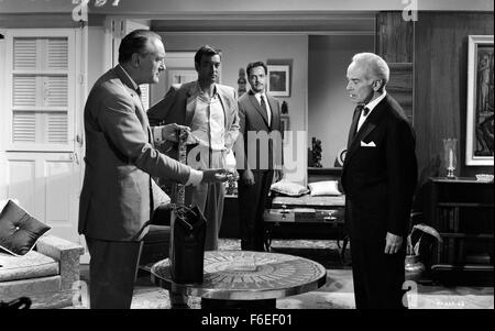 Datum der Freigabe: 21. August 1963. FILMTITEL: Cairo. STUDIO: Metro-Goldwyn-Mayer (MGM). PLOT: Ein Mann namens Major ist in Kairo nach der Entlassung aus einem deutschen Gefängnis. Dort soll er mit seinem Plan, den Schmuck aus der Tutankhamen-Ausstellung in der national Gallery zu stehlen gehen. Dieser Plan ist auf Eis seit er ins Gefängnis geworfen wurde. Er wirbt die Hilfe von Willy, Ali, Nicodemos, Kerim und Kuchuk seine "narrensicher" Detailplan durchzuführen. Vielleicht ist der Fluch der Pharaonen mehr als ein Aberglaube, denn Major bald findet heraus, dass während der Raub möglicherweise leicht, raus mit den Juwelen möglicherweise Stockfoto