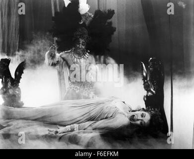 Datum der Freigabe: 24. Juni 1964. FILMTITEL: Die Maske des roten Todes. STUDIO: MGM. PLOT: Satan-Verehrer Prinz Prospero lädt mehrere Dutzend des lokalen Adels auf seine Burg zum Schutz gegen einen entgegenkommenden Pest, roten Todes. Prospero befiehlt seinen Gästen an einem Maskenball und inmitten eine allgemeine Atmosphäre der Ausschweifung und Verderbtheit, Mitteilungen der Eintrag eines mysteriösen vermummten fremden ganz in rot gekleidet. Die Figur seines Meisters, Satan, sein glauben ist Prospero bei der Offenbarung seiner wahren Identität entsetzt. Im Bild: HAZEL COURT als Juliana. Stockfoto