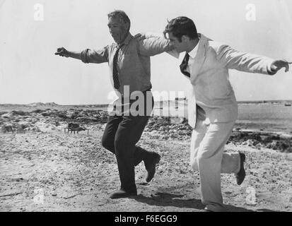 2. Dezember 1964; Kreta, Griechenland; Schauspieler ANTHONY QUINN als Alexis Zorbas und ALAN BATES als Basilikum in "Zorbas der Grieche". Unter der Regie von Michael Cacoyannis. Stockfoto