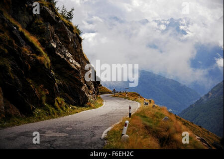 Sonnenlicht fällt auf Alpenstraße Gavia-Pass im späten Herbst Saison Stockfoto