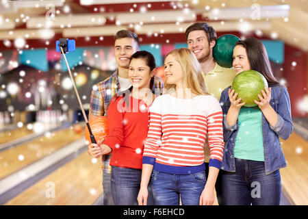 Glückliche Freunde nehmen Selfie in Bowlingclub Stockfoto