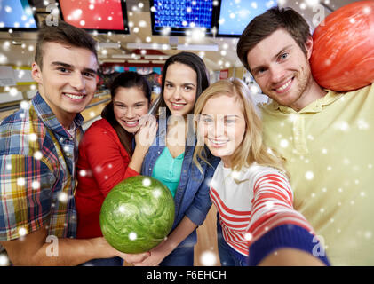 Glückliche Freunde nehmen Selfie in Bowlingclub Stockfoto