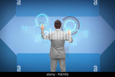 Geschäftsmann im Anzug arbeiten mit virtuellen Bildschirmen Stockfoto