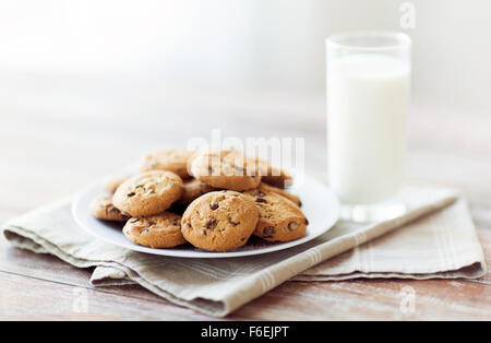 Nahaufnahme von Schokolade Haferflocken Cookies und Milch Stockfoto