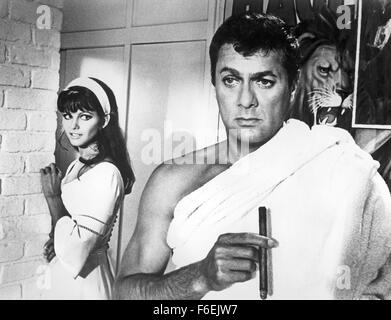 28. Juni 1967 - Los Angeles, CA, USA - Schauspieler TONY CURTIS mit CLAUDIA CARDINALE in "nicht machen Wellen" 1967. (Bild Kredit: C MGM) Stockfoto
