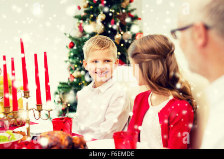 lächelnde Familie Urlaub Abendessen zu Hause Stockfoto