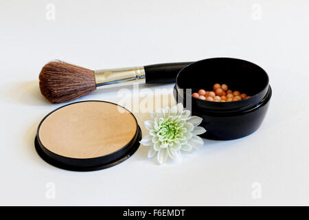 Bronzing Puder und Make-up Pinsel Perlen auf weißem Hintergrund Stockfoto