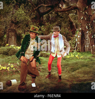 DATUM DER FREIGABE: 1968. STUDIO: Warner Brothers. PLOT: Eine geheimnisvolle Ire Finian und seine schöne Tochter Sharon, kommen eines Tages in Rainbow Valley, eine kleine Stadt im Süden von Tabak Pächter im mythischen Bundesstaat Missitucky. Die Stadt hat einen eigenen Wohnsitz Träumer, Woody Mahoney, der denkt, dass er möglicherweise in der Lage, die Stadt auf der Karte durch die Kreuzung Minze mit Tabak, so dass es bereits Menthol wachsen. Finian ist in die Stadt kommen, weil er einen Kobold Topf Gold gestohlen hat und plant, in den Boden zu Pflanzen, damit es schneller wachsen werde. Aber bald Schwierigkeiten kommt. IM BILD: TOMMY STEELE Stockfoto