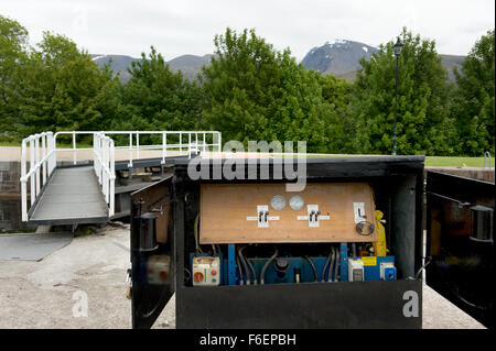 Steuerelemente für eines der vielen Schlösser auf Neptunes Treppe Bestandteil des Caledonian Canal auf treppenartigen in der Nähe von Fort William. Stockfoto