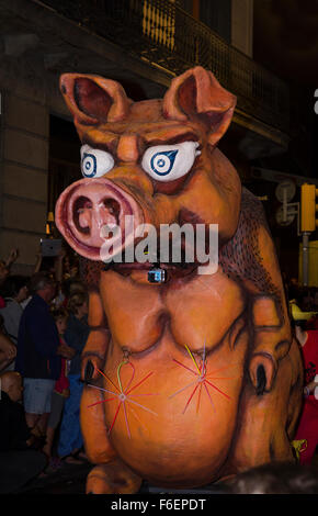 La Merce Parade feuerspeienden Bestien und Drachen barcelona Stockfoto