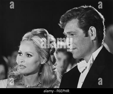 28. Mai 1969; London, England, Vereinigtes Königreich; Schauspielerin URSULA ANDRESS stars wie Erika Kramer und GEORGE SEGAL als Dan in der Abenteuer-Komödie "The Southern Star" von Columbia Pictures und Regisseur, Sidney Hayers. Stockfoto