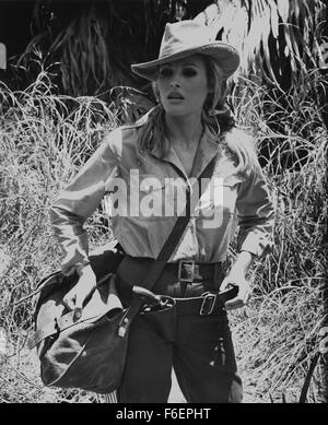 28. Mai 1969; London, England, Vereinigtes Königreich; Schauspielerin URSULA ANDRESS stars wie Erika Kramer in der Abenteuer-Komödie "The Southern Star" von Columbia Pictures und Regisseur, Sidney Hayers. Sie ist so fein! Stockfoto