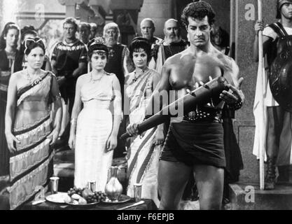 Erscheinungsdatum: 29. Oktober 1965. FILMTITEL: Gladiatore Che Sfido l'impero Il aka Herausforderung von Gladiator (US). STUDIO: Columbia Pictures. PLOT: Verräterischer römischer Senator Lucius Quintilius plant eine geheime Reise in Thrakien zu einen legendären Schatz zu erholen. Begleitet wird er von seiner Tochter Livia posiert als christlichen Sklavenmädchen, seine grausamen Handlanger Commodio und Terenzius, ein Ex-Gladiator und Nero-Look-alike, die Narren der lokalen Thraker zu glauben, er ist der wahre Kaiser. Aber Lucius Pläne werden durchkreuzt von Spartacus und seine Gruppe von Rebellen, die sich erfolgreich bei der Erfassung des Schatzes für Thrakien. W Stockfoto
