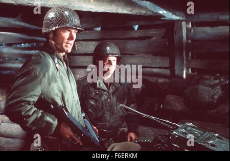 11. April 1970; Hollywood, Kalifornien, USA; CLINT EASTWOOD als Pvt. Kelly und DON RICKLES als Staff Sgt Crapgame im Krieg, Action, Komödie '' Kellys Heroes'' von Brian G. Hutton gerichtet. Stockfoto