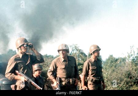 11. April 1970; Hollywood, Kalifornien, USA; CLINT EASTWOOD als Pvt. Kelly und TELLY SAVALAS als Master Sgt. Big Joe im Krieg, Action, Komödie '' Kellys Heroes'' von Brian G. Hutton gerichtet. Stockfoto