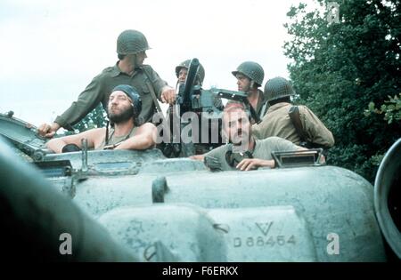 11. April 1970; Hollywood, Kalifornien, USA; DONALD SUTHERLAND (ganz links) als Sgt. Oddball und CLINT EASTWOOD als Pvt. Kelly im Krieg, Action, Komödie '' Kellys Heroes'' Regie Brian G. Hutton. Stockfoto