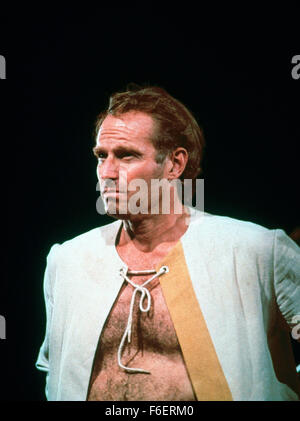 VERÖFFENTLICHT Datum: Mai 01,1970. FILMTITEL: Unter den Planet der Affen. STUDIO: 20th Century Fox. PLOT: Astronaut Brent ist geschickt, um Taylor zu retten aber Absturz landet auf dem Planeten der Affen, wie Taylor in der original-Film. Taylor ist in die verbotene Zone verschwunden, so dass Brent und Nova versuchen zu folgen und ihn zu finden. Er entdeckt einen Kult der Menschen, die neuesten militärischen Bewegungen die Affen Angst und findet sich in der Mitte. Spannung steigt zu einer climactic Schlacht zwischen Affe und Mensch tief in den Eingeweiden des Planeten. Bild: CHARLTON HESTON als Taylor zurück. Stockfoto