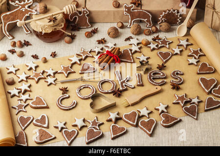 Weihnachtsplätzchen. Vintage Stil. Dekorationen - Briefe Weihnachten, Weihnachtsgeschenke, Muttern. Stockfoto