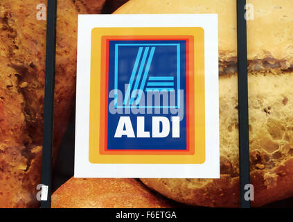 Melden Sie auf Aldi Supermarkt, London Stockfoto