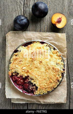 Obstkuchen mit frischen Pflaumen, Ansicht von oben Stockfoto