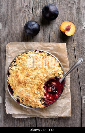 Pflaumen crumble Pie, Ansicht von oben Stockfoto