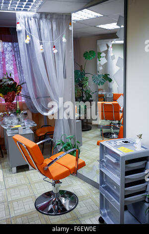 Innere des modernen Friseursalon Stockfoto