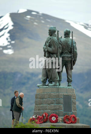 Ein Mann und sein Vater zollen am Cat A aufgeführten Commando Memorial über Spean Bridge in den Highlands von Schottland Stockfoto