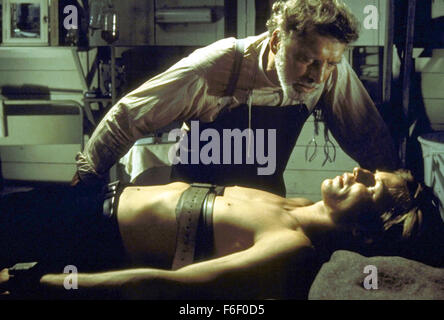 Datum der Freigabe: 13. Juli 1977. FILMTITEL: Die Insel des Dr. Moreau. STUDIO: MGM. PLOT: Ein Schiff gestrandet Mann schwimmt an Land auf einer Insel im Pazifischen Ozean. Die Insel ist von einem Wissenschaftler, Dr. Moreau, bewohnt, in einem Experiment Tiere zum Menschen gemacht hat. Im Bild: BURT LANCASTER als Dr. Paul Moreau, MICHAEL YORK als Andrew Braddock. Stockfoto