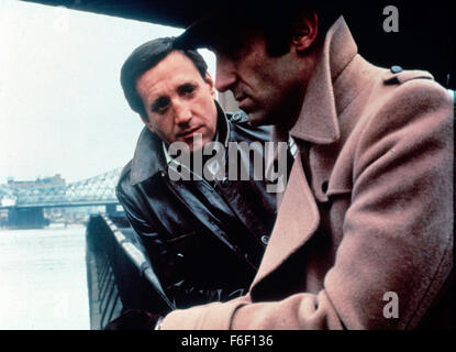 Filmtitel: THE FRENCH CONNECTION.  Regie: William Friedkin.  STUDIO: 20th Century Fox.  PLOT: In der actionreichen, düstere Krimi gedreht in New York, und basierend auf einer wahren Geschichte, zwei hartgesottene, New York City Polizei, James "Popeye" Doyle (Gene Hackman) und Buddy "Cloudy" Russo (Roy Scheider) setzen eine internationale, Heroin-Schmuggels Betrieb mit Sitz in Marseille - unter der Leitung von suave, schwer fassbaren, Gangsterboss Alain Charnier (Fernando Rey). Während der Überwachung und eventuelle Büste bietet Friedkin eines der spannenden und unvergesslichen Auto Chase Sequenzen jemals gedreht wurde.  Winn Stockfoto