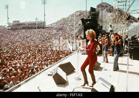 DATUM DER FREIGABE: 1976. STUDIO: Warner Brothers. PLOT: Talentierte Rock star John Norman Howard (Kris Kristofferson) hat seine Karriere beginnt zu sinken gesehen. Zu viele Jahre Konzerte und Managern und Leben auf der Straße ist er zynisch und die Monotonie hat seinen Tribut. Dann trifft er unschuldig, rein und sehr talentierte Sängerin Esther Hoffman (Barbra Streisand). Wie eines seiner Lieder in dem Film SaysI Sie Mädchen nehmen werde, werde ich Ihnen zeigen, wie. Und er tut. Esther zeigt er den Weg zum Ruhm während seiner eigenen Karriere aufzugeben. Wie sie verlieben, macht ihr Erfolg nur seinen Niedergang mehr app sogar Stockfoto