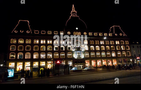 Die Weihnachten beleuchtet Kaufhaus Magasin du Nord am Kongens Nytorv in Kopenhagen auf einem dunklen Novemberabend. Stockfoto
