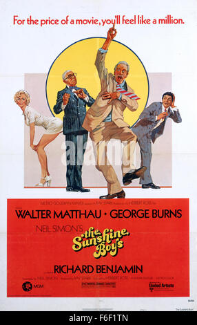 Datum der Freigabe: November 1975. FILMTITEL: Die Sunshine Boys. STUDIO: MGM. PLOT: Lewis und Clark waren berühmte Schauspieler während der Varieté-Ära; außerhalb der Bühne, aber konnte es nicht ertragen, einander und nicht in mehr als 20 Jahren gesprochen. Ben, Willy Clarks Neffe ist der Hersteller von einer Varieté-Show, die eine Wiedervereinigung des klassischen Duos bieten will. Wie wird Ben die schrullige alte Komiker beiseite ihre Unterschiede vor der großen Show zu überzeugen? Stockfoto