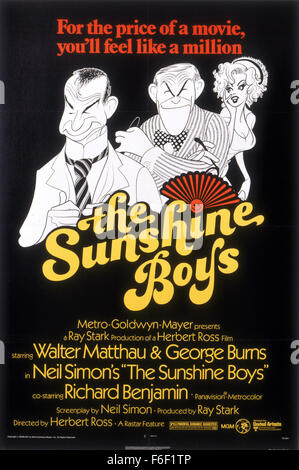 Datum der Freigabe: November 1975. FILMTITEL: Die Sunshine Boys. STUDIO: MGM. PLOT: Lewis und Clark waren berühmte Schauspieler während der Varieté-Ära; außerhalb der Bühne, aber konnte es nicht ertragen, einander und nicht in mehr als 20 Jahren gesprochen. Ben, Willy Clarks Neffe ist der Hersteller von einer Varieté-Show, die eine Wiedervereinigung des klassischen Duos bieten will. Wie wird Ben die schrullige alte Komiker beiseite ihre Unterschiede vor der großen Show zu überzeugen? Stockfoto