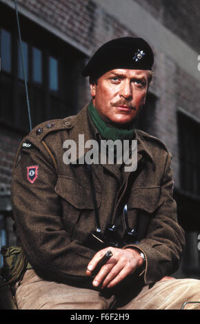 15. Juni 1977; Bronkhorst, Gelderland, Niederlande; Schauspieler MICHAEL CAINE Sterne als Oberstleutnant Vandeleur in Richard Attenborough Regie Kriegsdrama "A Bridge Too Far." Stockfoto