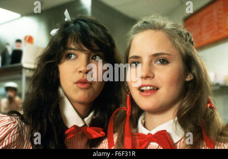 13. August 1982; Los Angeles, Kalifornien, USA; PHOEBE CATES und JENNIFER JASON LEIGH als Linda Barrett und Stacy Hamilton in der Komödie "Fast Times at Ridgemont High" unter der Regie von Amy Heckerling Stern. Stockfoto