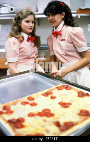 13. August 1982; Los Angeles, Kalifornien, USA; JENNIFER JASON LEIGH und PHOEBE CATES als Stacy Hamilton und Linda Barrett in der Komödie "Fast Times at Ridgemont High" unter der Regie von Amy Heckerling Stern. Stockfoto