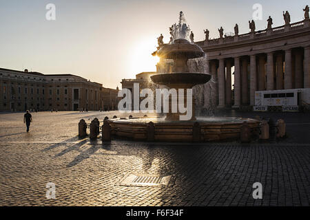 Wasser-Brunnen in Piazza San Pietro bei Sonnenaufgang Stockfoto