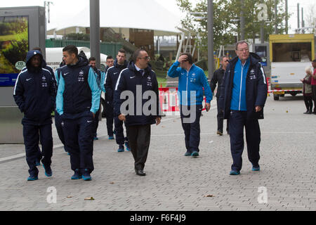 Wembley, London, UK. 17. November 2015. Mitglieder der französischen nationalen team Stoll in Wembley vor dem Freundschaftsspiel mit England, die voraussichtlich nach den Terroranschlägen von Paris zu verkaufen © Amer Ghazzal/Alamy Live News Bildnachweis: Amer Ghazzal/Alamy Live-Nachrichten Stockfoto