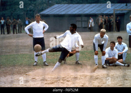 Erscheinungsdatum: 30. Juli 1981 Film Titel: Sieg STUDIO: Paramount Bilder Regisseur: John Huston PLOT: Alliierte Kriegsgefangene Vorbereitung auf ein Fußballspiel gegen die deutsche Nationalmannschaft im Nazi-besetzten Paris gespielt werden, die Résistance und britische Offiziere machen Pläne für die Team-Flucht Bild: PELE als CPL. Luis Fernandez (Credit Bild: C Paramount Pictures/Entertainment Pictures) Stockfoto