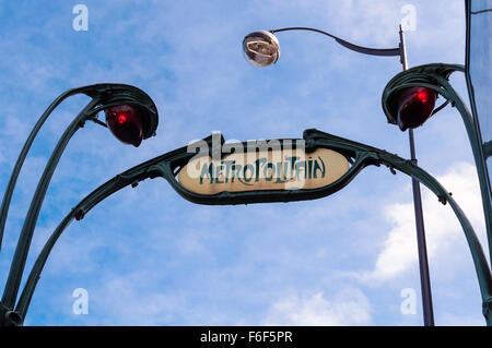 Art-Deco-Metro Zeichen in paris Stockfoto