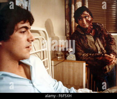 Datum der Freigabe: 21. August 1981 Film Titel: An American Werewolf in London STUDIO: Universal Bilder Regie: John Landis PLOT: zwei amerikanische Studenten sind auf einer Wanderung von England und von einem Werwolf angegriffen werden. Einer wird getötet, der andere ist übel zugerichtet. Der Werwolf wird getötet, aber kehrt in seine menschliche Gestalt zurück, und die Dorfbewohner sind in der Lage, seine Existenz zu leugnen. Die Überlebende Schüler beginnt Alpträume der Jagd auf 4 Füßen am Anfang haben, aber dann feststellt, dass sein Freund und andere den letzten Opfer ihm verlangen erscheinen, dass er einen Weg zu sterben, um sie aus ihren Fluch zu lösen finden wird trappe Stockfoto