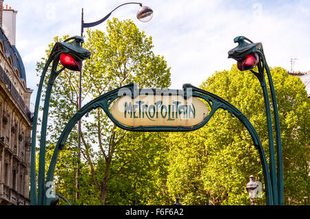 Art-Deco-Metro Zeichen in paris Stockfoto