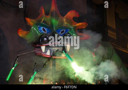 La Merce Parade feuerspeienden Bestien und Drachen barcelona Stockfoto